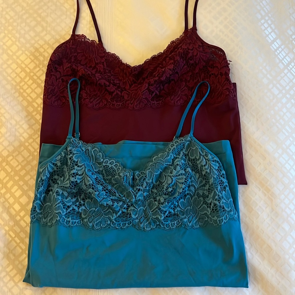Set of 2 lace top camis
